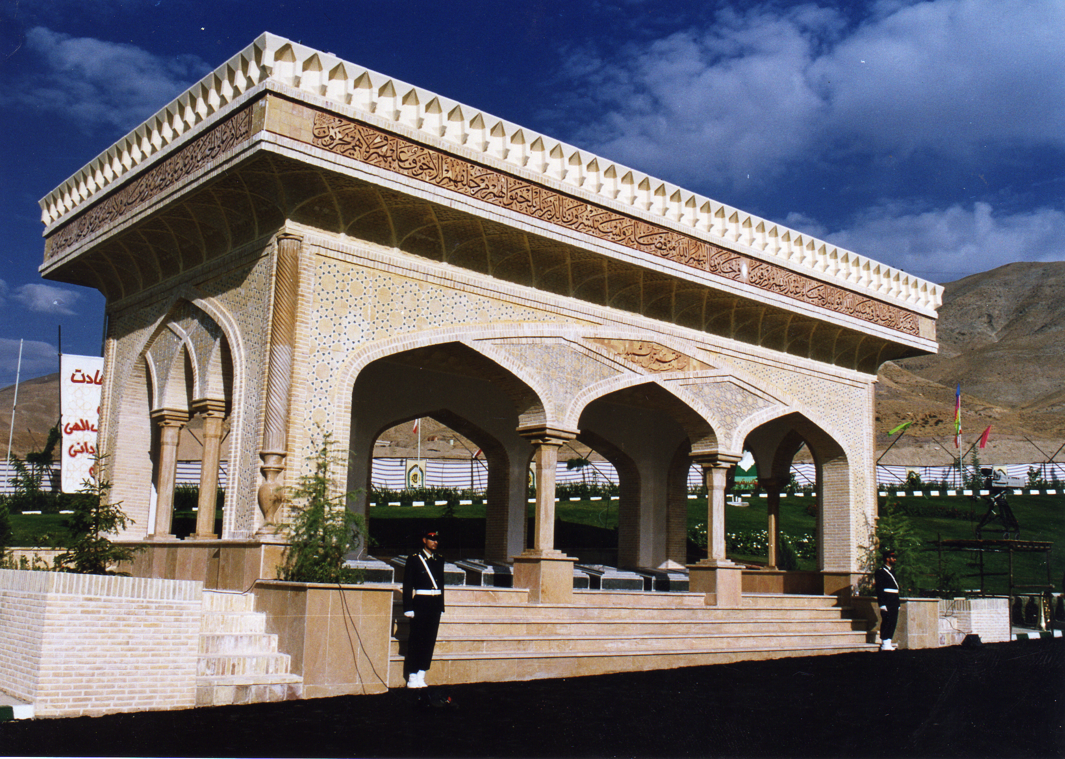 1 یادمان شهدای دانشگاه علوم انتظامی - تصویر 1